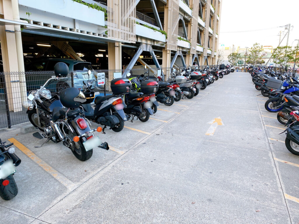 大型バイク ららぽーと横浜のバイク駐輪場はココ ユヘザグ